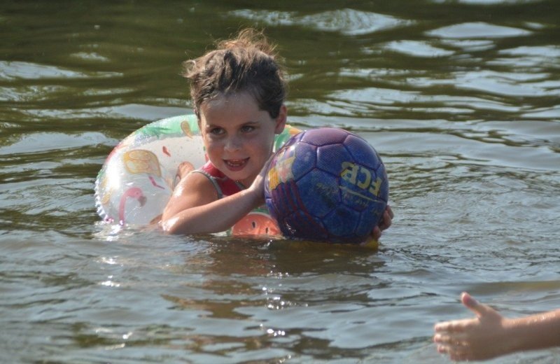 Sieh dir die Kinder an, die da herumplanschen. Schön, nicht wahr?'