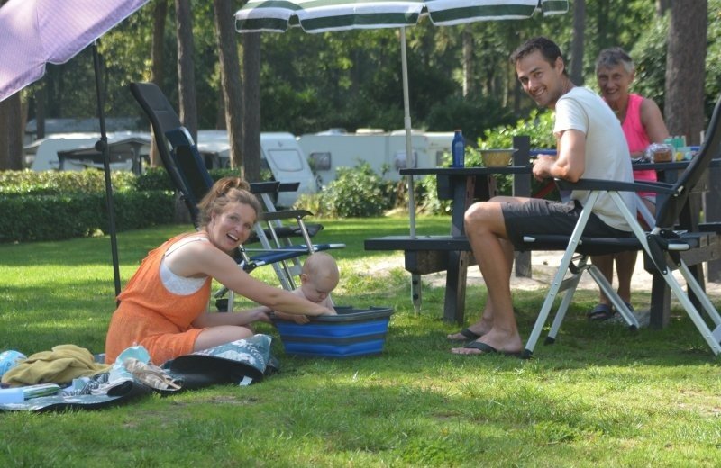 Der kleine Jens macht einen Sprung ins kalte Wasser