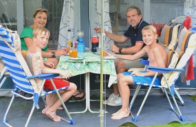 Wir spielen viel lieber Fußball, schwimmen und angeln als zu spielen.