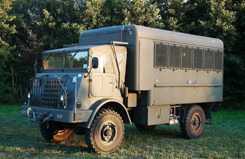 Schlafen in einem Armeelaster