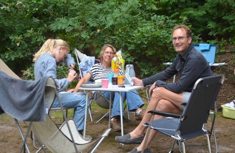 Nachts kann man hier im Wald die Waldohreulen hören.